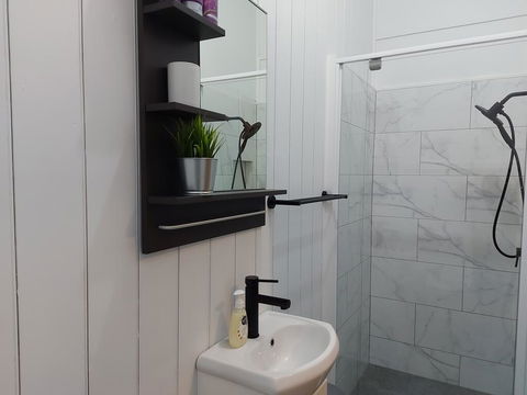 Comfortable Guest Room Closes To Emerald CBD - E Caravan Parks 1