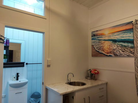 Comfortable Guest Room Closes To Emerald CBD - E Caravan Parks 2