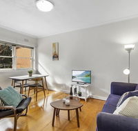 Comfy one-bedroom unit between city and airport - E Caravan Parks