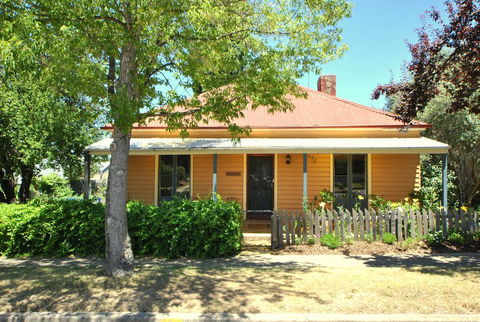 Cooma Cottage - E Caravan Parks 0