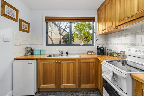 Coopers Cottage Battery Point - E Caravan Parks 2