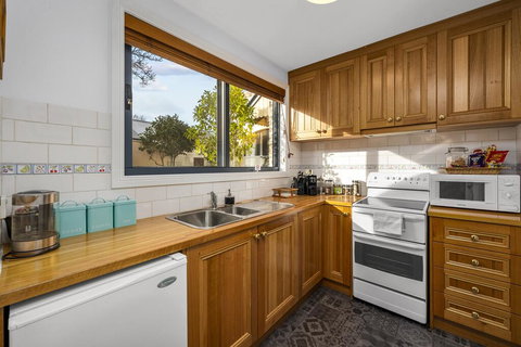 Coopers Cottage Battery Point - E Caravan Parks 1