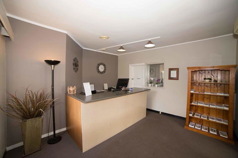 Country Gardens Motel - E Caravan Parks 3