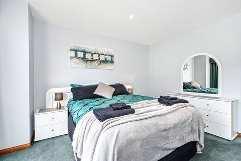Country Meets Town - E Caravan Parks 1