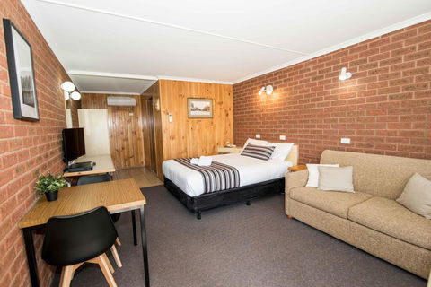 Country Mile Motor Inn - E Caravan Parks 2