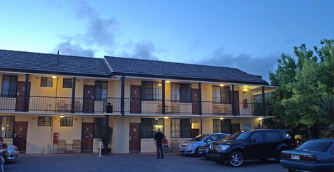 Country Plaza Motel - E Caravan Parks 1
