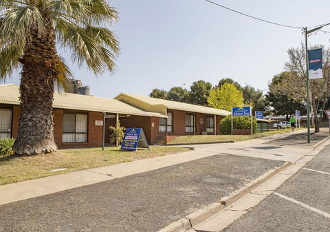 Country Roads Motor Inn - E Caravan Parks 0