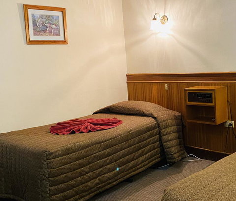 County Lodge Motor Inn - E Caravan Parks 0