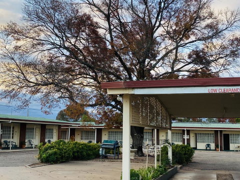 County Lodge Motor Inn - E Caravan Parks 2