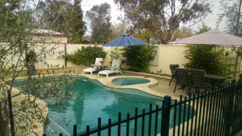 Courtsidecottage Bed And Breakfast - E Caravan Parks 1