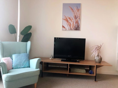 Cozy & Convenient 1Bdr Aparment + FREE Parking - E Caravan Parks 2
