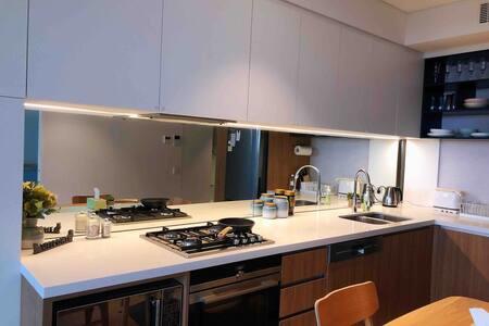 Cozy & Convenient 1Bdr Aparment + FREE Parking - E Caravan Parks 1