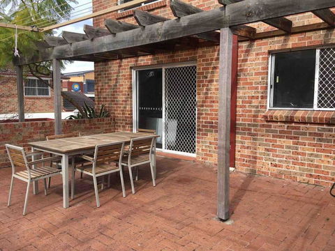 Cozy 3BR Townhouse In Liverpool CBD With Parking - E Caravan Parks 1