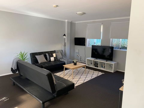Cozy 3BR Townhouse In Liverpool CBD With Parking - E Caravan Parks 0