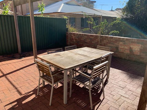 Cozy 3BR Townhouse In Liverpool CBD With Parking - E Caravan Parks 2