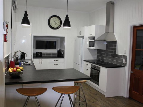 Creekview Cottage - 70 Lock Street - E Caravan Parks 1