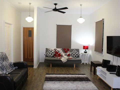 Creekview Cottage - 70 Lock Street - E Caravan Parks 3