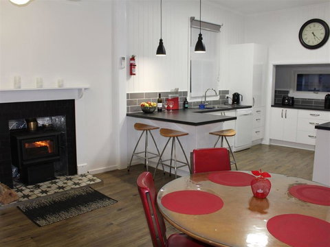 Creekview Cottage - 70 Lock Street - E Caravan Parks 2