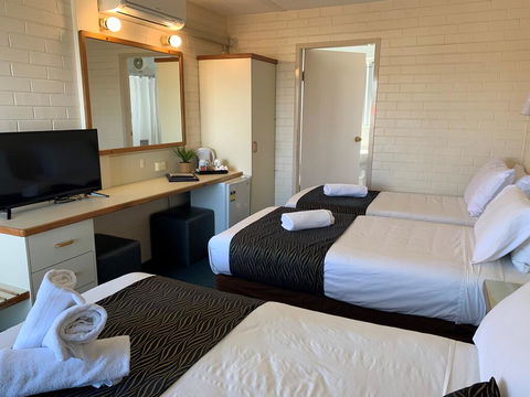 Crest Motor Inn - E Caravan Parks 3