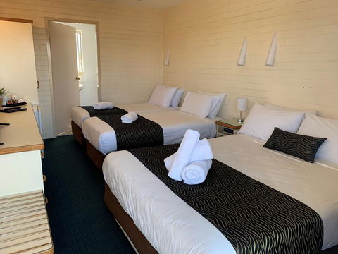 Crest Motor Inn - E Caravan Parks 2