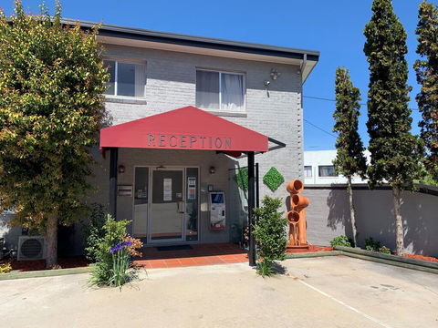 Crest Motor Inn - E Caravan Parks 0