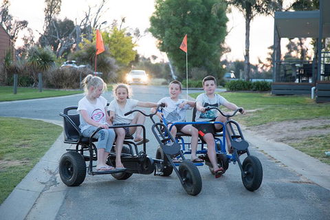 DC On The Lake - E Caravan Parks 2