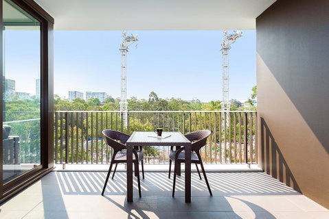 Designer Apartment With Balcony In Quiet Suburb - E Caravan Parks 3