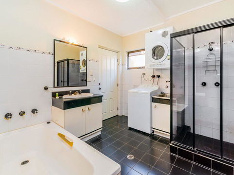 Doncaster - Yamba Main Beach And Sea Pool - E Caravan Parks 1