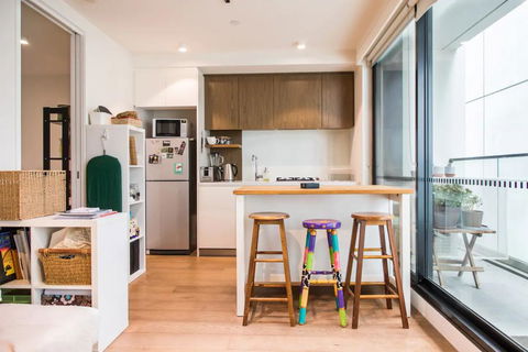 Eclectic 1 Bedroom South Yarra Hideaway - E Caravan Parks 2