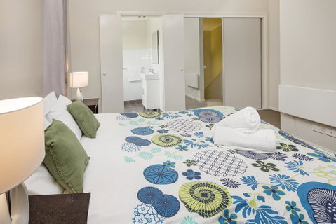 Eclipse 5- Spacious Townhouse - E Caravan Parks 3