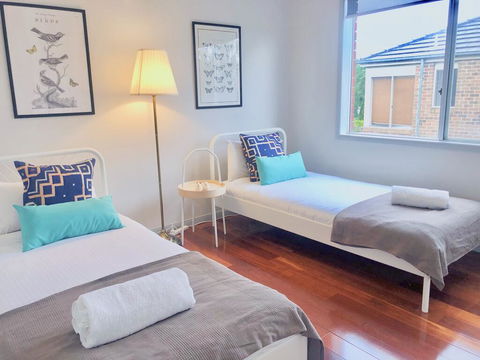 Elegant Glen House 4B5B ParkFront - E Caravan Parks 2