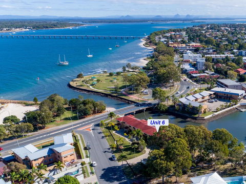 Elegant Waterfront Gem Where The Ocean Meets The Canal! - E Caravan Parks 0