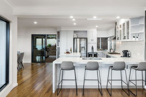 Ellerina Sea Vista Luxury Family Retreat With Sauna, Pool, Amazing Water Views, Walk To Beach - E Caravan Parks 1