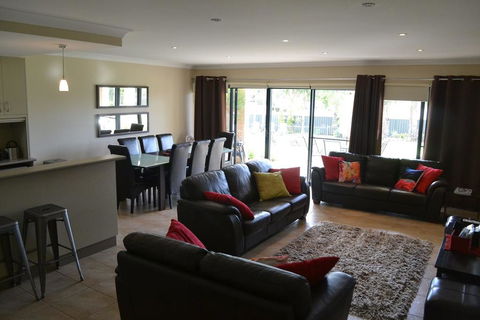 ELSINOR Townhouse 8 Mulwala - E Caravan Parks 2