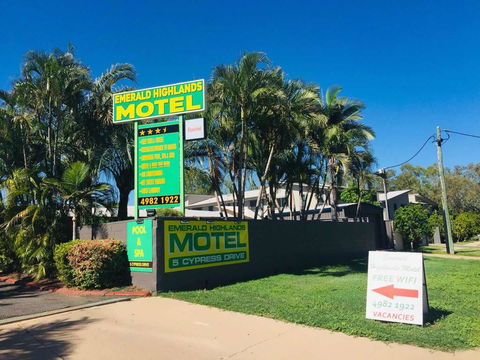 Emerald Highlands Motel - E Caravan Parks 0