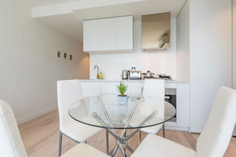 EQ Tower Luxury 1 Bedroom Central Melbourne - E Caravan Parks 3