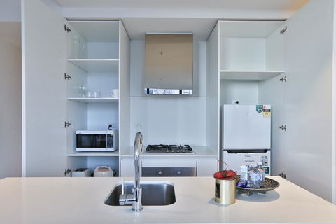 EQ TOWER Melbourne CBD APT - E Caravan Parks 2