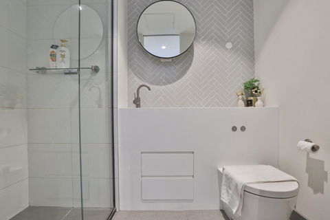 EQ TOWER Melbourne CBD APT - E Caravan Parks 3
