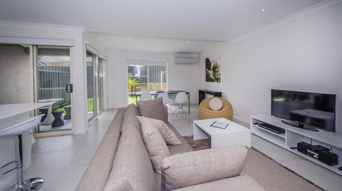 Escape At Nobbys Executive Townhouse 1 74 Pacific Drive - E Caravan Parks 2