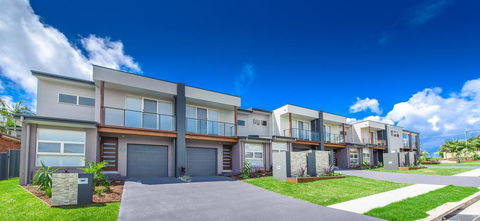Escape At Nobbys Executive Townhouse 1 74 Pacific Drive - E Caravan Parks 1