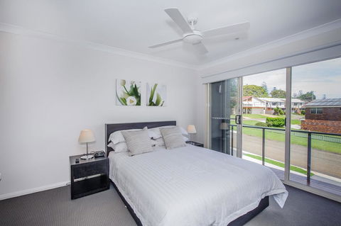Escape At Nobbys Executive Townhouse 1 74 Pacific Drive - E Caravan Parks 3