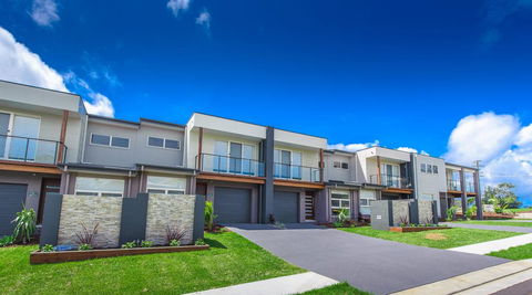 Escape At Nobbys Executive Townhouse 1 74 Pacific Drive - E Caravan Parks 0