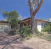 Evan's Retreat' 5 Sandy Point Road - cottage across the road from Sandy Point Beach - E Caravan Parks