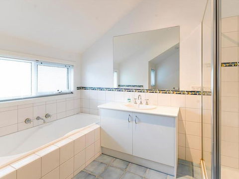 EVERGREEN BEACH HOUSE - E Caravan Parks 2