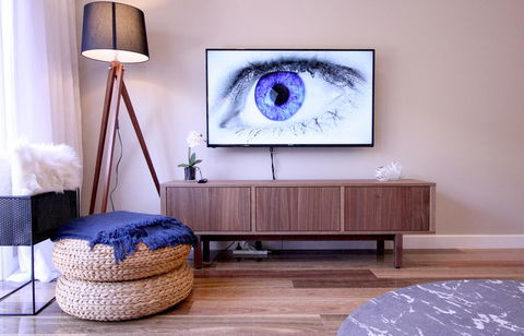 EVOLVE Near Adelaide CBD - Netflix / Wine / Lock Up Garage! - E Caravan Parks 1