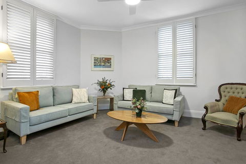 Family Terrace Home Minutes From Oxford Street And CBD - E Caravan Parks 0
