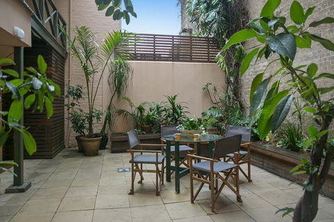 Family Terrace Home Minutes From Oxford Street And CBD - E Caravan Parks 2