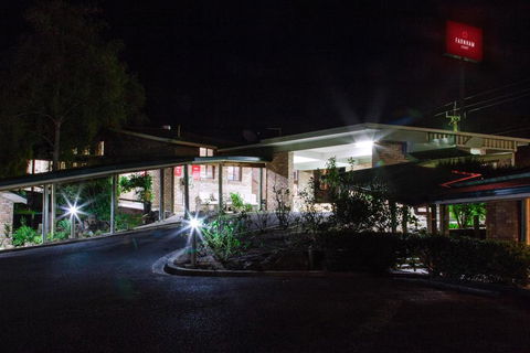 Farnham Court Motel And Restaurant - E Caravan Parks 1