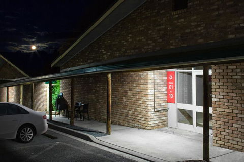 Farnham Court Motel And Restaurant - E Caravan Parks 2