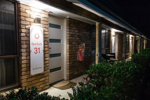 Farnham Court Motel And Restaurant - E Caravan Parks 3